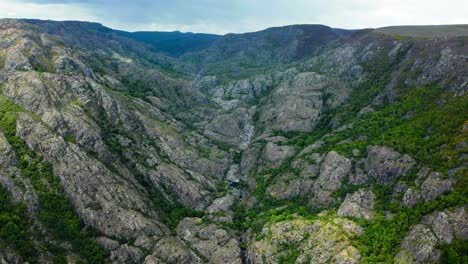 Steile-Canyon-Texturen-Mit-Grünen-Bändern,-Die-Den-Rio-Tera-Canyon,-Zamora,-Spanien,-überqueren