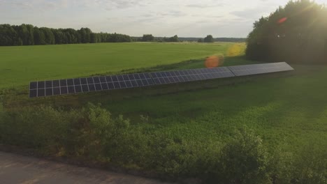 Eine-Reihe-Von-Sonnenkollektoren-Auf-Einem-Kleinen-Grünen-Grundstück-An-Einem-Sonnigen-Morgen