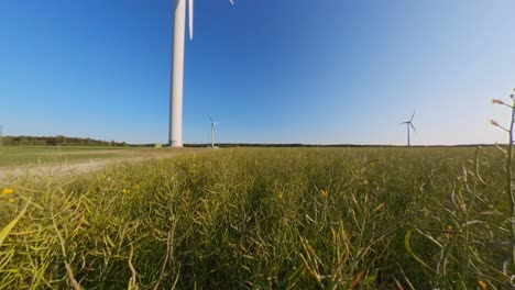 Turbina-Eólica-En-Cámara-Lenta-En-Los-Campos-Agrícolas-En-Un-Día-Soleado-De-Verano
