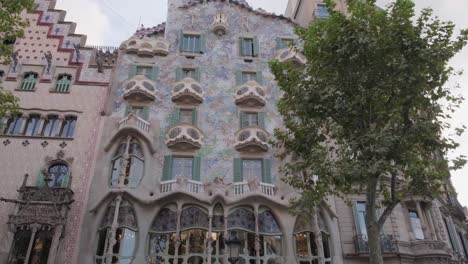 Casa-Battló,-a-UNESCO-World-Heritage-Site,-is-a-work-of-art-by-Antoni-Gaud?