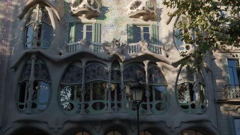 Casa-Batlló-4K-30fps-Heller-Sonniger-Tag-Nach-Unten-Neigen-Und-Details