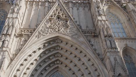 Fassade-Der-Kathedrale-Des-Heiligen-Kreuzes,-Barcelona,-Nach-Unten-Geneigt,-4K-30fps