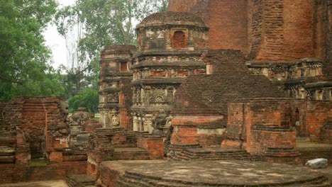 Primer-Plano-Medio-De-Las-Ruinas-Del-Templo-Principal-En-El-Sitio-De-Nalanda-Mahavihara,-La-Universidad-Monástica-Budista-Más-Antigua-Que-Fue-Demolida-Por-Los-Invasores-Mogoles