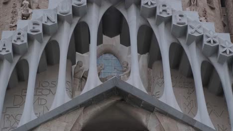 Sagrada-Familia-Passion-Fassadendetails-Und-Nahaufnahme-Der-Kreuzigung-Nach-Unten-Neigen,-4K-25fps