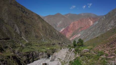 Antena-Ascendente-De-Montañas-Verdes-En-La-Pintoresca-Iruya-En-La-Soleada-Argentina.