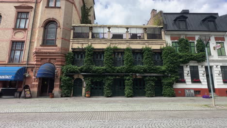 Elyse-Restaurant-second-entrance-in-Malmö:-Scandinavian-Culinary-Experience-and-Dining-Scene-in-Sweden's-Charming-Cityscape,-man-walking-past