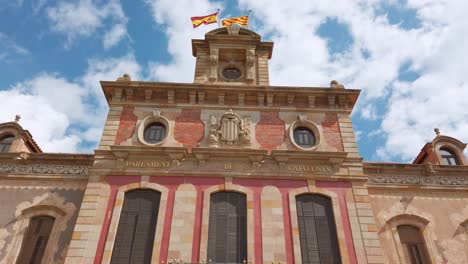 Fassade-Des-Katalanischen-Parlaments,-Heller,-Sonniger-Tag-Und-Blauer-Himmel-Neigen-Sich-Nach-Unten,-4K-60fps