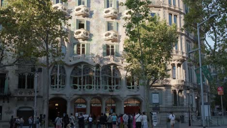 Casa-Batlló,-Ein-Kunstwerk-Von-Antoni-Gaudí,-4K,-30fps,-Heller,-Sonniger-Tag,-Nach-Unten-Geneigt
