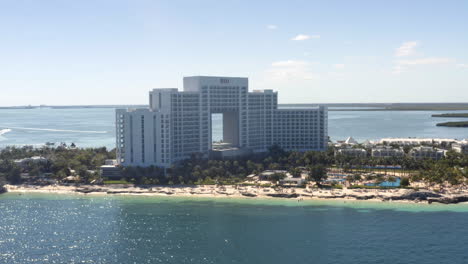 Luxuriöses-Hotel-Riu-Palace-Peninsula-Am-Tropischen-Strand,-Cancun,-Mexiko