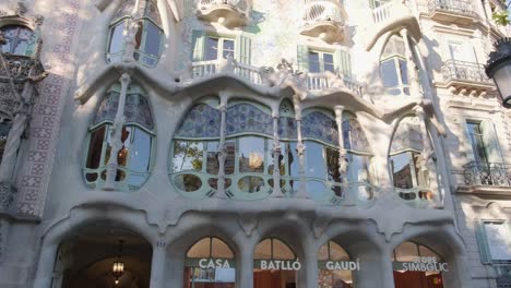 Casa-Batlló-First-Floor-External-Window-Pan-Right-4k-30fps-Late-Morning-Wide-Angle