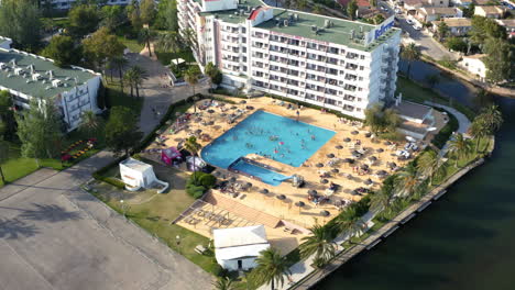 Touristisches-Hotelresort-Mit-Swimmingpool-Und-Sonnenschirmen-In-Der-Stadt-Alcudia