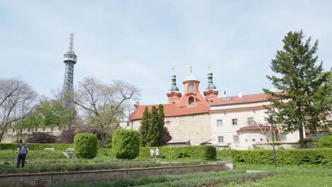 Petřín-Aussichtsturm-Und-Petřín-Gärten-In-Prag,-Tschechische-Republik,-Schwenk-Nach-Links