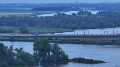 Tren-De-Alta-Velocidad-Thalys-En-El-Puente-Moerdijk-En-Dirección-A-Amberes