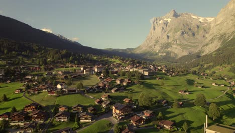Schieben-Sie-Sich-über-Grindelwald-Grund-Mit-Atemberaubender-Aussicht-Auf-Das-Dorf-Grindelwald-Und-Das-Wetterhorn