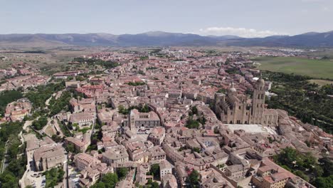 Hermoso-Panorama-Sobre-El-Paisaje-Urbano-De-Segovia,-Sierra-De-Guadarrama-Al-Fondo