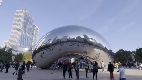 Cloud-gate-chicago,-reflective-bean,-city-landmark-on-a-sunny-day,-static