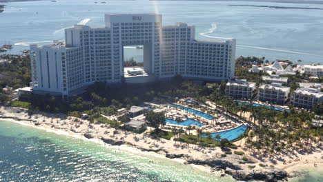 Riesiges-Hotel-Riu-Palace-Peninsula-Resort-Mit-Pools-Am-Strand-In-Cancún