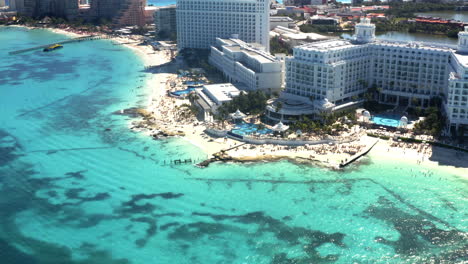 Luxuriöses-Hotelresort-Am-Tropischen-Strand-Mit-Türkisfarbenem-Meer-In-Cancún