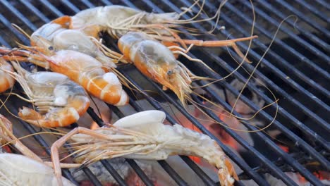 grill-cooking-live-fresh-raw-river-prawn-on-hot-charcoal-at-seafood-restaurant-in-Thailand