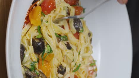 Vertikales-Video-Vom-Essen-Und-Drehen-Frischer-Italienischer-Spaghetti-Mit-Einer-Gabel