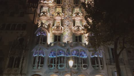 Casa-Batlló-Facade-Tilt-Down-Late-Night-4k-30fps