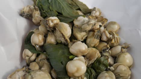 Gedämpfte-Austern-Mit-Basilikumblättern-Servierfertig-Auf-Dem-Thailändischen-Fischmarkt