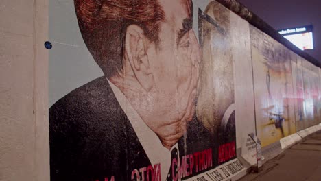 Einspielaufnahme-Von-Kiss-Art-Gemälde-Graffiti,-Berliner-Mauer,-Statische-Aufladung,-Nacht