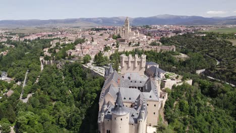 Vista-Panorámica-Del-Alcázar-De-Segovia,-Patrimonio-De-La-Unesco