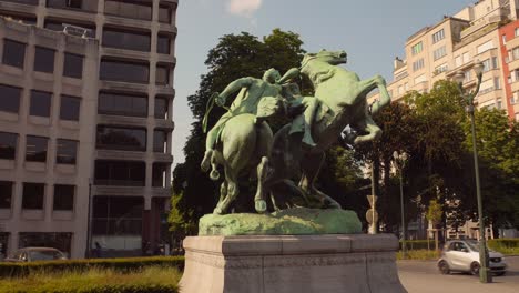 Powerful-Sculpture,-La-Lutte-Equestre-in-Bois-de-la-Cambre-Square,-Brussels,-Belgium-Wide