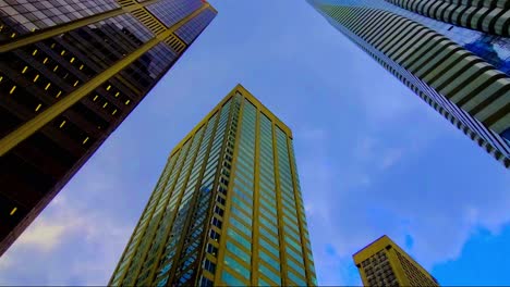 Yonge-Y-Bloor-Rascacielos-Icónicos-Del-Centro-De-Toronto-Reemplazando-Lo-Viejo-Con-Lo-Nuevo-Vista-De-Gusano-De-Abajo-Hacia-Arriba-Bancos-Oficinas-Hoteles-Condominios-Negocios-Que-Representan-El-éxito-Financiero-De-Canadá