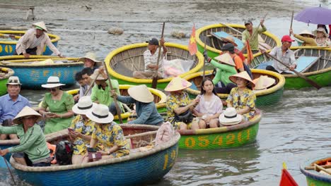 Touristen-Besuchen-Hoi-An-Auf-Einem-Korbboot