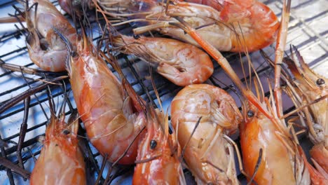 Gegrillte-Rote-Flussgarnele,-Servierfertig-Auf-Dem-Thailändischen-Fischmarkt