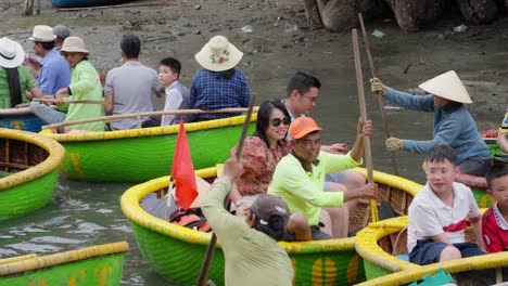 Los-Turistas-Visitan-Hoi-An-En-Un-Basketboat.