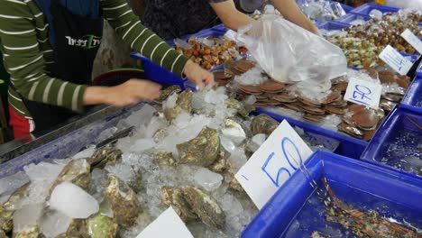 Rohe-Frische-Muscheln,-Meeresfrüchte,-Fisch-Auf-Eis-Auf-Dem-Thailändischen-Fischmarkt-Zum-Verkauf