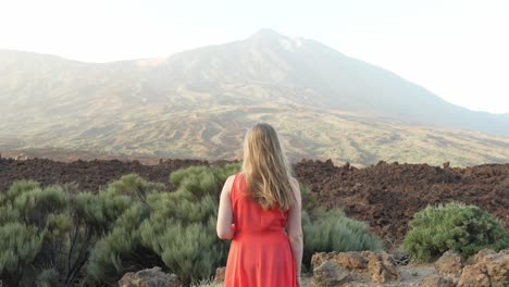 Alleinreisende-Frau,-Die-Erinnerungen-An-Den-Teide-Nationalpark-Schätzt