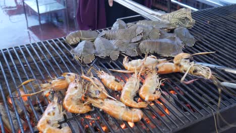 grill-cooking-slipper-lobster-and-river-prawn-on-hot-charcoal-in-thailand-seafood-restaurant