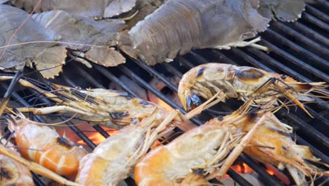grill-cooking-slipper-lobster-and-river-prawns-on-hot-charcoal-in-thailand-seafood-restaurant