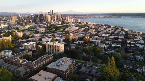 Sunset-vista-of-Seattle-cityscape-as-seen-from-Kerry-Park,-a-beloved-lookout-point