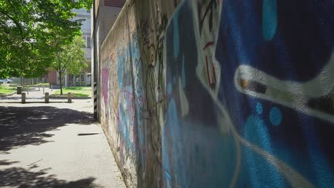 Pequeña-Calle-Muy-Transitada-Con-Un-Graffiti-En-La-Pared-En-Milán,-Italia