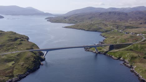 Sich-Zurückziehende-Drohnenaufnahme-Der-Brücke,-Die-Die-Isle-Of-Scalpay-Mit-Der-Isle-Of-Harris-Auf-Den-Äußeren-Hebriden-Schottlands-Verbindet
