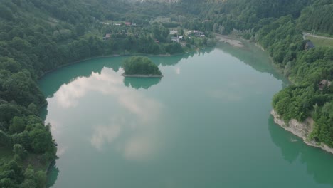Fliegen-Sie-über-Den-Fluss-Doftana-Und-Das-Küstendorf-Im-Kreis-Prahova,-Rumänien
