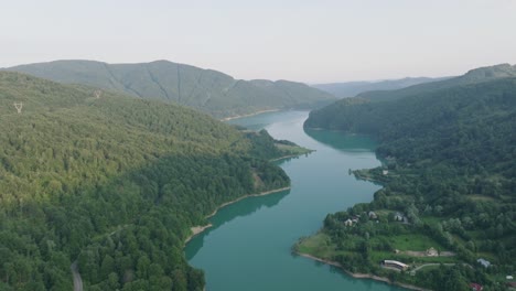 Blick-Auf-Dicht-Mit-Bäumen-Bewachsene-Berge-Entlang-Des-Doftana-Flusses-Im-Kreis-Prahova,-Muntenien,-Rumänien