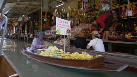 Thailand-Saduak,-Der-Erste-Schwimmende-Markt-Für-Bootsfahrer-In-Thailand,-Der-Früchte-Verkauft