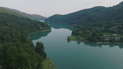 Malerische-Natur-Mit-Waldreflexionen-Am-Fluss-Doftana-Im-Kreis-Prahova,-Muntenien,-Rumänien
