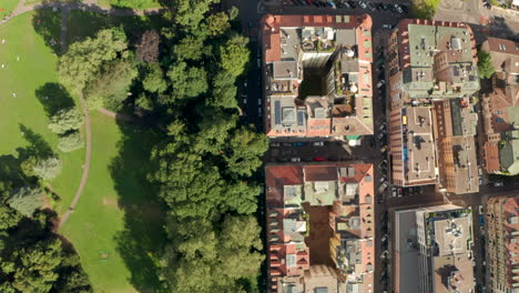 Top-down-aerial-shot-over-the-divide-between-buildings-and-a-park