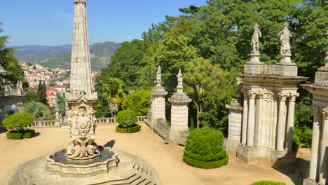 Fuente-Ornamentada-Y-Obelisco-Rodeado-De-Estatuas-En-La-Escalera-De-La-Catedral-De-Lamego-En-La-Región-Del-Duero,-Portugal