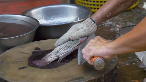 Tilapia-Fisch-Mit-Einem-Hackmesser-Auf-Dem-Straßenmarkt-Filetieren