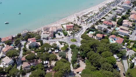 Playa-Que-Revela-Un-Disparo-Inclinado-Con-Drones-En-Saint-Cyr-Sur-Mer-En-El-Mediterráneo