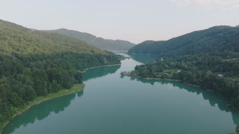 Malerische-Naturlandschaft-Des-Doftana-flusses-Und-üppiger-Waldberge-Im-Kreis-Prahova,-Muntenia,-Rumänien