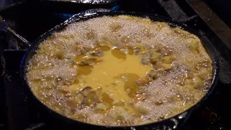 Gebratenes-Austern-Pfannkuchen-Omelett-Im-Streetfood-Restaurant-Auf-Dem-Nachtmarkt-In-Thailand
